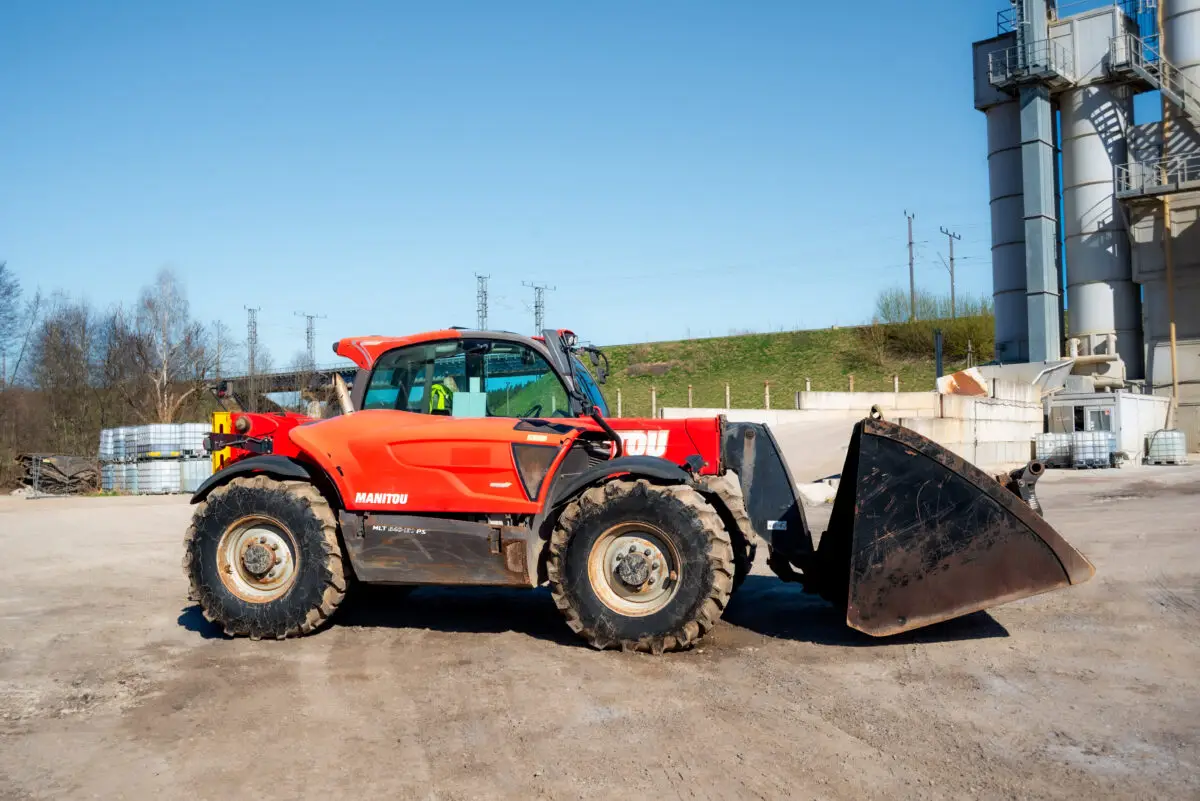 Nuomojamas teleskopinis krautuvas Manitou MLT 840 su šakėmis ir kaušu